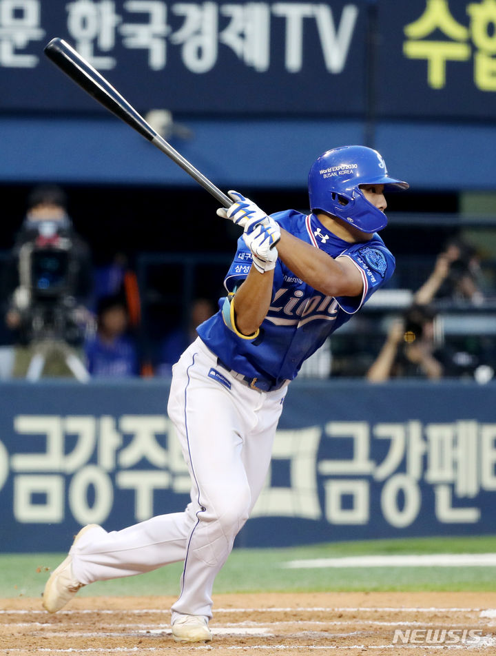 [서울=뉴시스] 김진아 기자 = 13일 서울 잠실야구장에서 열린 2023 KBO리그 삼성 라이온즈와 LG 트윈스의 경기, 5회초 2사2루 삼성 김영웅이 선취 1타점 적시타를 치고 있다. 2023.06.13. bluesoda@newsis.com