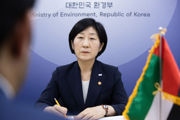 [서울=뉴시스] 조수정 기자 = 한화진 환경부 장관이 지난 6월 13일 오후 서울 서초구 한강홍수통제소에서 한-UAE 수자원 정책·기술 세미나 참가를 위해 방한한 아메드 모하메드 알카비 UAE 에너지인프라부 차관보를 만나 해수담수화 및 그린수소 등 녹색산업 분야에서 국내기업의 UAE 진출 확대와 양국의 협력 방안을 논의하고 있다.&nbsp; (사진=환경부 제공) 2023.06.13. photo@newsis.com *재판매 및 DB 금지