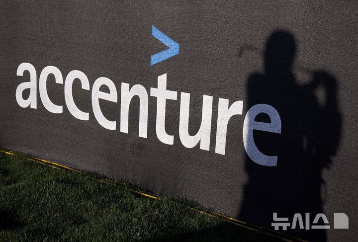 [마라나=AP/뉴시스] 세계 최대 글로벌 컨설팅·IT 서비스 기업 액센추어 로고가 비친 스크린. 2025.09.25.