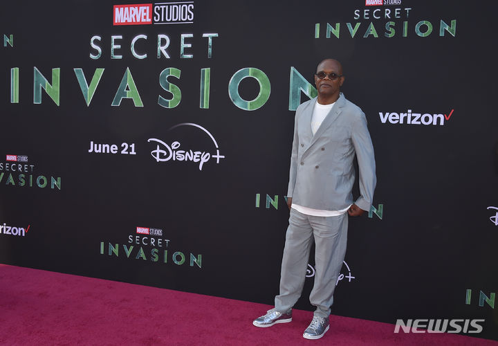 [로스앤젤레스=AP/뉴시스] 미국의 유명 배우 새뮤얼 L. 잭슨이 인터뷰를 통해 영화 내 인공지능(AI) 활용에 대한 자신의 경험과 생각을 밝혔다고 미국 뉴욕포스트는 지난 22일(현지시간) 전했다. 사진은 지난 13일 미국 로스앤젤레스 엘캐피탄극장에서 열린 '마블 시크릿 인베이젼' 프리미어 시사회에 등장한 새뮤얼 L. 잭슨의 모습. 2023.06.26.