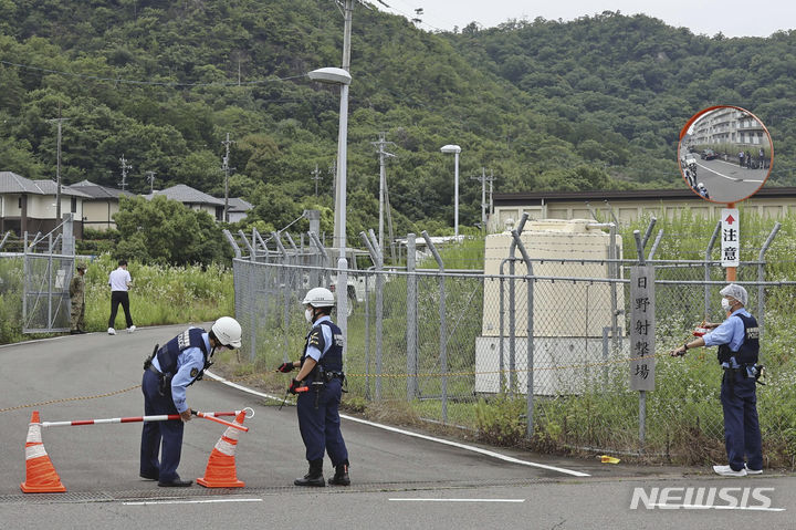[기후=AP/뉴시스]14일 일본 중부 기후시에 위치한 육상자위대 히노사격장에서 치명적인 총격 사건이 발생한 후 현지 경찰이 자위대 사격장 부근을 통제하고 있다. 202306.14