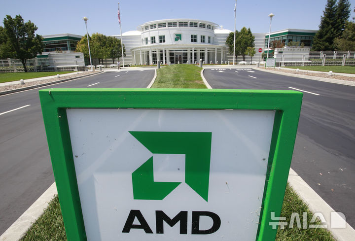 [서니베일=AP/뉴시스] 인공지능(AI) 칩 선두 주자 엔비디아에 이어 15일(현지 시간) AMD 역시 자사 AI 칩의 중국 수출 재개 가능성을 공식화했다. 사진은 캘리포니아주 서니베일에 위치한 AMD 본사 입구. 2025.07.16 