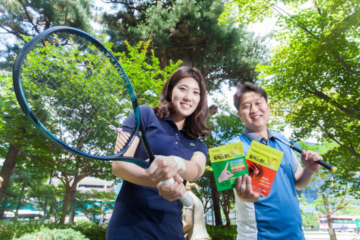 [서울=뉴시스] SK케미칼 구성원들이 트라스트 신제품을 손목과 손가락에 부착하고 사내 홍보 행사를 진행하고 있다. (사진=SK케미칼 제공) photo@newsis.com *재판매 및 DB 금지