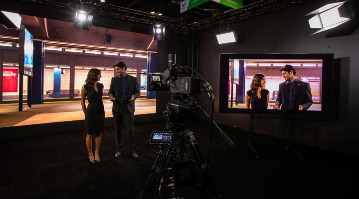 [서울=뉴시스]삼성전자 모델이 현지시간 14일 미국 올랜도에서 열리는 인포컴 2023에서 '더 월 포 버추얼 프로덕션' 제품을 체험하는 모습. (사진=삼성전자 제공) photo@newsis.com *재판매 및 DB 금지