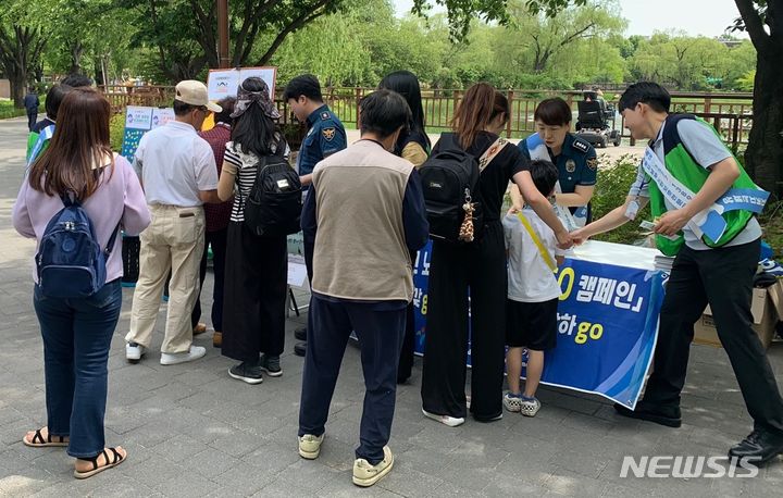 [서울=뉴시스]서울시가 15일 '노인학대 예방의 날'을 앞두고 노인학대 예방과 인식개선을 위한 캠페인을 진행하고 있다고 14일 밝혔다. (사진=서울시 제공). 2023.06.14. photo@newsis.com