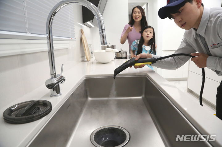 [서울=뉴시스] 한샘홈케어 전문가가 '키친 케어' 서비스를 제공하고 있다. (사진=한샘 제공) 2023.06.14. photo@newsis.com