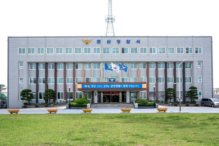 휴대폰 대리점 대표가 몰래 고객 50여명 명의로 폰 개통