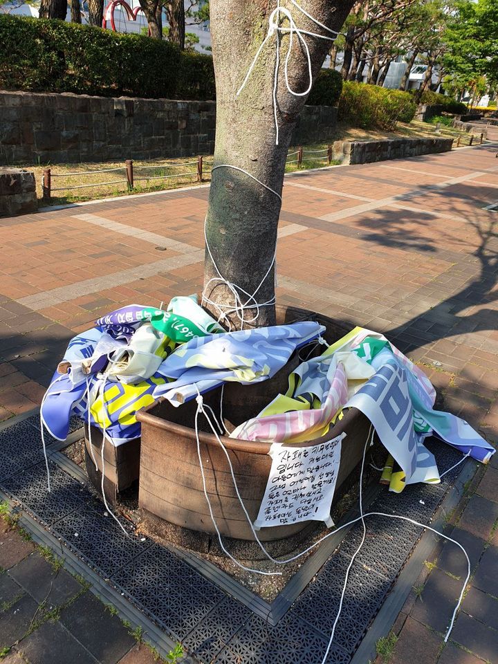 [진주=뉴시스]정의당 진주시위원회가 내건 '장애아동 학대사건' 현수막의 줄이 끊어져 있다. *재판매 및 DB 금지