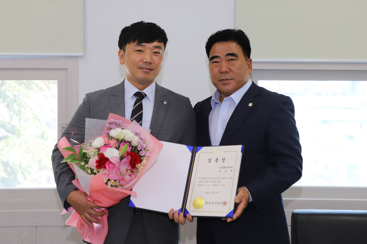 함안군의회 정책지원관 추가 임용. 오른쪽은 곽세훈 의장. *재판매 및 DB 금지