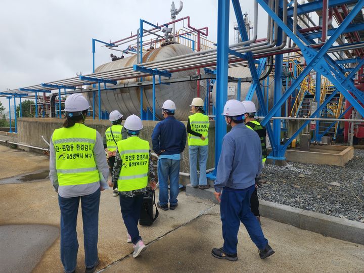 [울산=뉴시스] 환경오염물질 배출사업장을 점검하고 있는 울산 남구 민·관 합동점검반. (사진=울산 남구 제공) photo@newsis.com *재판매 및 DB 금지