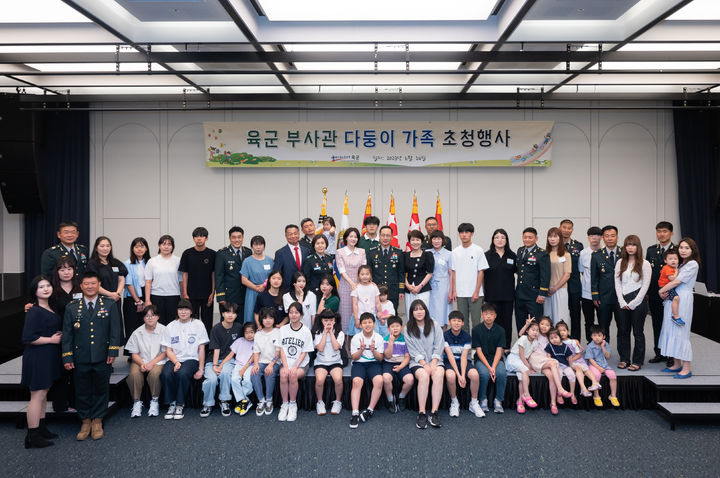 [서울=뉴시스] 14일 육군호텔(ROKAUS)에서 열린 '육군 부사관 다둥이 가족 초청행사'에서 박정환 육군참모총장(뒷줄 중앙 오른쪽)과 배우 이영애 씨(뒷줄 중앙 왼쪽)를 비롯한 참석자들이 기념사진을 촬영하고 있다. (사진=육군 제공) 2023.06.14. photo@newsis.com *재판매 및 DB 금지