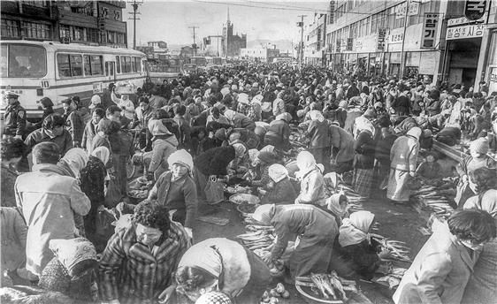 [대구=뉴시스] 상권 르네상스 1호 사업으로 선정된 대구 북구 칠성종합의 오래된 역사를 살펴볼 수 있는 역사전시관이 조성된다. 사진은 1980년 2월13일 설 대목장으로 인산인해를 이루는 칠성종합시장 모습. (사진=대구시 북구 제공) 2023.06.14. photo@newsis.com *재판매 및 DB 금지