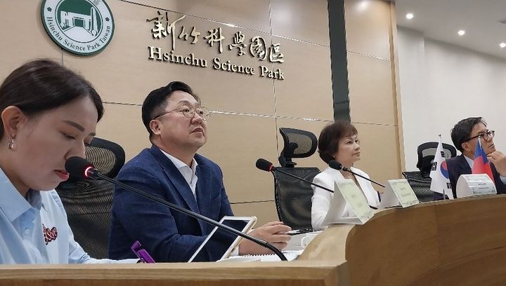 [신주(대만)=뉴시스] 이장우 대전시장이 14일 오후 대만 신주과학단지를 방문해 단지 운영상황을 살펴보고 있다. 2023.06.14. photo@newsis.com *재판매 및 DB 금지