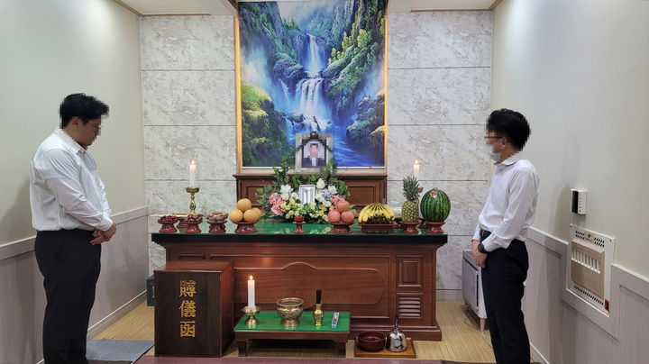 [통영=뉴시스] 신정철 기자= 경남 통영시(시장 천영기)가 가족관계가 단절된 무연고자를 대상으로 공영장례를 치루고 있어 시민들로부터 좋은 반응을 받고 있다. 사진은 지난 13일 새통영병원 장례식장에서 통영시 무연고자 1호 공영장례를 치루고 있다.(사진=통영시 제공).2023.06.14. photo@newsis.com *재판매 및 DB 금지