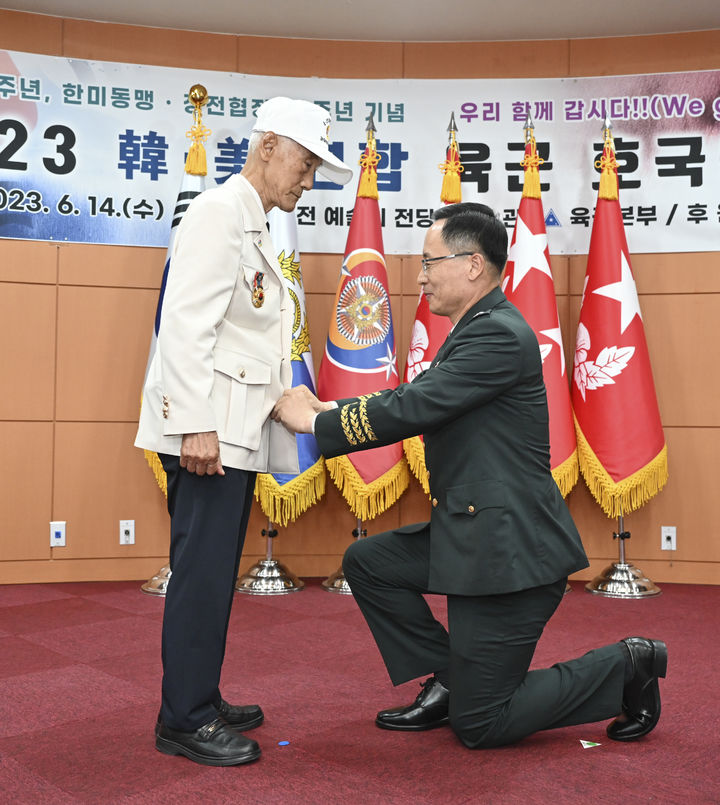 [서울=뉴시스] 14일 대전예술의전당에서 열린 '한미 연합 육군 호국음악회' 행사의 일환으로 박정환 육군참모총장이 6.25참전용사인 최공하 옹(翁)에게 국민적 존중과 예우를 담아 새롭게 디자인한 제복을 선사하고 있다. (사진=육군 제공) 2023.06.14. photo@newsis.com *재판매 및 DB 금지