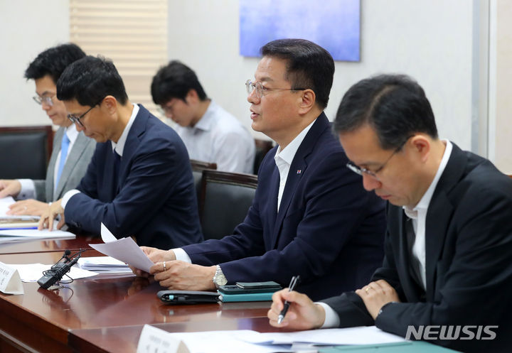 [서울=뉴시스] 배훈식 기자 = 방기선 기획재정부 1차관이 14일 오전 서울 종로구 정부서울청사에서 열린 제6차 일자리 TF 회의에 참석해 발언하고 있다. 2023.06.14. dahora83@newsis.com