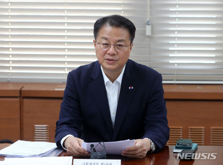 [서울=뉴시스] 배훈식 기자 = 방기선 기획재정부 1차관이 14일 오전 서울 종로구 정부서울청사에서 열린 제6차 일자리 TF 회의에 참석해 발언하고 있다. 2023.06.14. dahora83@newsis.com