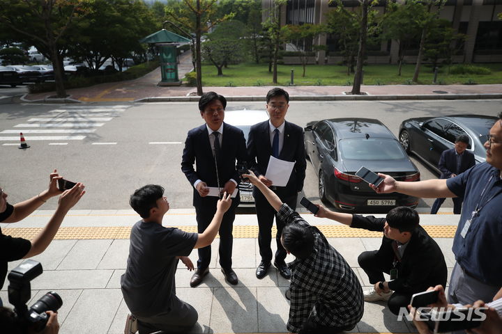 [과천=뉴시스] 정병혁 기자 = 장경태 더불어민주당 최고위원을 비롯한 더불어민주당 과학기술정보방송통신위원회 소속 의원들이 14일 경기 과천시 정부과천청사 방송통신위원회를 방문해 방통위의 일방적인 운영 및 김효재 방통위원의 위법행위에 대한 항의 성명서를 읽고 하고 있다. 2023.06.14. jhope@newsis.com