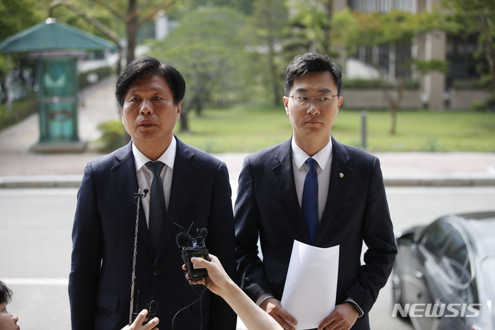 [과천=뉴시스] 정병혁 기자 = 장경태 더불어민주당 최고위원와 조승래 국회 과학기술정보방송통신위원회 간사가 14일 경기 과천시 정부과천청사 방송통신위원회에서 방통위의 일방적인 운영 및 김효재 방통위원의 위법행위에 대한 항의 방문을 하고 있다. 2023.06.14. jhope@newsis.com