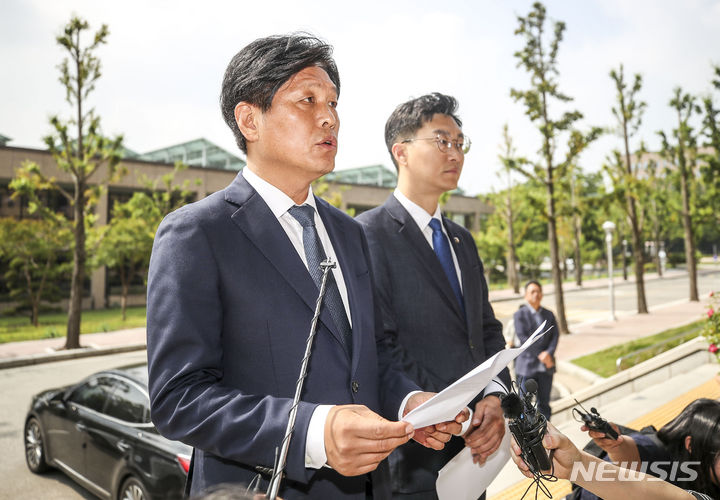 [과천=뉴시스] 정병혁 기자 = 장경태 더불어민주당 최고위원와 조승래 국회 과학기술정보방송통신위원회 간사가 14일 경기 과천시 정부과천청사 방송통신위원회에서 방통위의 일방적인 운영 및 김효재 방통위원의 위법행위에 대한 항의방문에 앞서 성명서를 읽고 있다. 2023.06.14. jhope@newsis.com