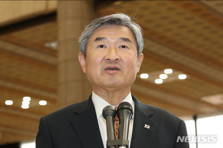 [서울=뉴시스] 권창회 기자 = 조태용 국가안보실장이 14일 오후 서울 강서구 김포공항에서 한미일 안보실장회의 참석차 일본 도쿄로 출국하며 취재진의 질문에 답하고 있다. 2023.06.14. kch0523@newsis.com