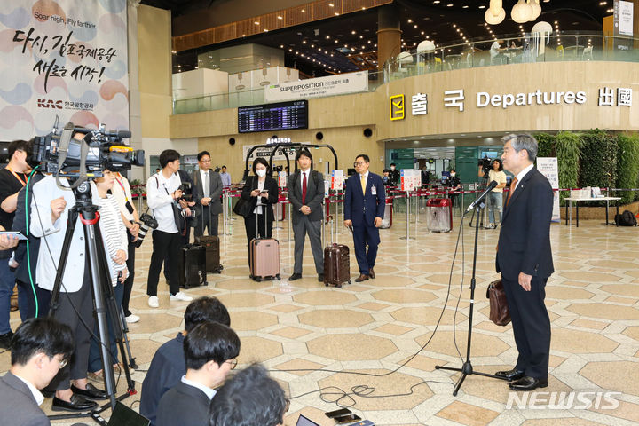 [서울=뉴시스] 권창회 기자 = 조태용 국가안보실장이 14일 오후 서울 강서구 김포공항에서 한미일 안보실장회의 참석차 일본 도쿄로 출국하며 취재진의 질문에 답하고 있다. 2023.06.14. kch0523@newsis.com