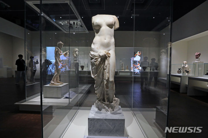 [서울=뉴시스] 박진희 기자 = '아름다운 것이 선한 것' 대리석 토로스상. 몸통만 남은 이 조각상은 사랑의 여신 베누스가 욕조에서 나오는 순간을 나타낸 것으로 맨몸인 상태지만 오른쪽 다리는 천으로 덮여 있다. 인간 신체에 대한 숭배와 이상적인 아름다움은 고대 그리스 문화권에서 조각상을 만들때 늘 중요한 주제였다. 소크라테스와 같은 철학자도 완벽한 몸은 아름다운 것이며, ‘아름다움’은 ‘도덕’, ‘좋음’, ‘뛰어남’ 등의 가치와 관련이 있다고 생각했다. 2023.06.17. pak7130@newsis.com