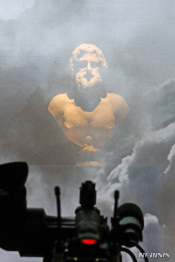 [서울=뉴시스] 박진희 기자 = '신들의 아버지' 대리석 흉상을 투명 OLED로 구현. 머리 모양과 수염으로 보아 신들의 아버지 유피테르(제우스)의 상으로 추정된다. 굵은 곱슬머리가 얼굴을 감싸고 있고 머리 뒤쪽은 띠로 묶었다. 머리 부분은 풍화작용이나 후대의 가공으로 닳아있다. 그리스 로마시대에는 항상 이상적인 형상으로 신을 묘사하여 얼굴 특징만으로는 이름을 명확히 알 수 없다. 따라서 유피테르가 자연의 힘을 통제한다는 것을 보여추는 번개창 같은 상징물이 정체를 밝혀주는 결정적인 근거가 된다. 신전과 같은 성소에서 발견된다면 어느 신의 신전인지에 따라서도 상의 주인공을 밝힐 수 있다. 2023.06.17. pak7130