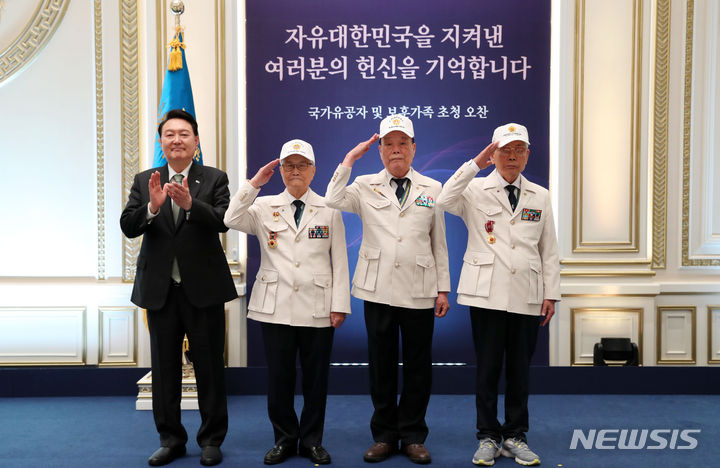 [서울=뉴시스] 전신 기자 = 윤석열 대통령이 14일 청와대 영빈관에서 열린 국가유공자 및 보훈가족 초청 오찬에서 대한민국 6·25참전유공자회 손희원 회장, 김창석, 이하영 이사와 기념촬영하고 있다. 2023.06.14. photo1006@newsis.com