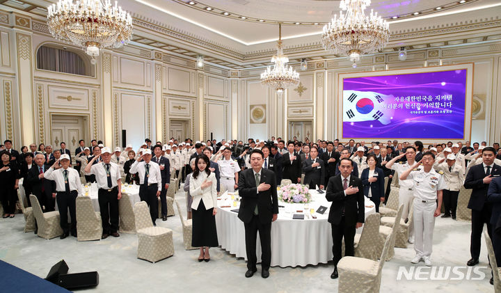 [서울=뉴시스] 전신 기자 = 윤석열 대통령과 부인 김건희 여사가 14일 청와대 영빈관에서 열린 국가유공자 및 보훈가족 초청 오찬에서 국기에 대한 경례를 하고 있다. 2023.06.14. photo1006@newsis.com