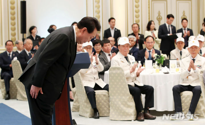 [서울=뉴시스] 전신 기자 = 윤석열 대통령이 14일 청와대 영빈관에서 열린 국가유공자 및 보훈가족 초청 오찬에서 오찬사를 마친 뒤 인사하고 있다. 2023.06.14. photo1006@newsis.com