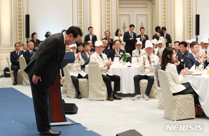 [서울=뉴시스] 전신 기자 = 윤석열 대통령이 14일 청와대 영빈관에서 열린 국가유공자 및 보훈가족 초청 오찬에서 오찬사를 마친 뒤 인사하고 있다. 2023.06.14. photo1006@newsis.com