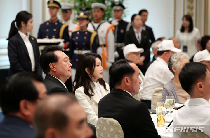 [서울=뉴시스] 전신 기자 = 윤석열 대통령과 부인 김건희 여사가 14일 청와대 영빈관에서 열린 국가유공자 및 보훈가족 초청 오찬에서 감사 영상을 시청하고 있다. 2023.06.14. photo1006@newsis.com