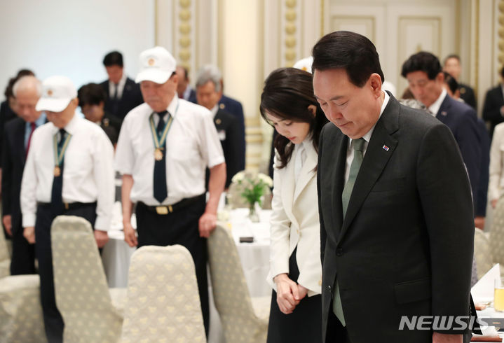 [서울=뉴시스] 전신 기자 = 윤석열 대통령과 부인 김건희 여사가 14일 청와대 영빈관에서 열린 국가유공자 및 보훈가족 초청 오찬에서 순국선열과 호국영령에 대한 묵념을 하고 있다. 2023.06.14. photo1006@newsis.com