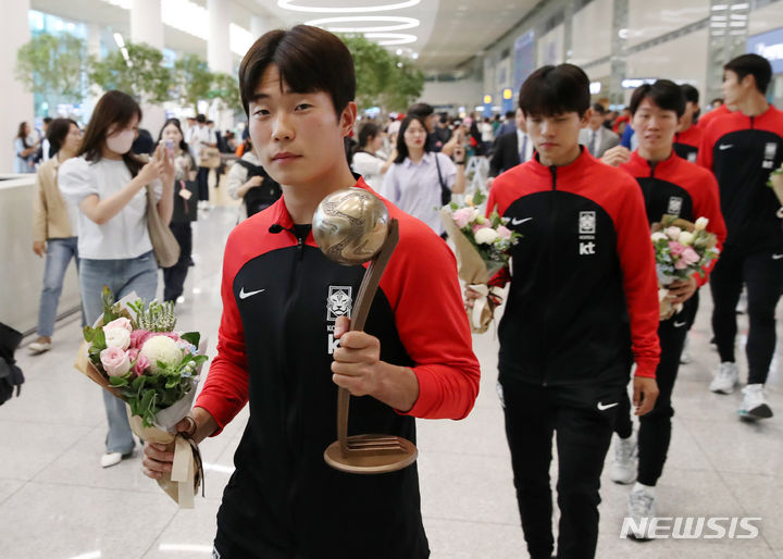 [인천공항=뉴시스] 조성우 기자 = 국제축구연맹(FIFA) 아르헨티나 U-20 월드컵에서 4강 진출을 이룬 한국 축구대표팀 이승원이 14일 오후 인천국제공항 제2여객터미널을 통해 귀국하며 브론즈볼 트로피를 들고 이동하고 있다. 2023.06.14. xconfind@newsis.com