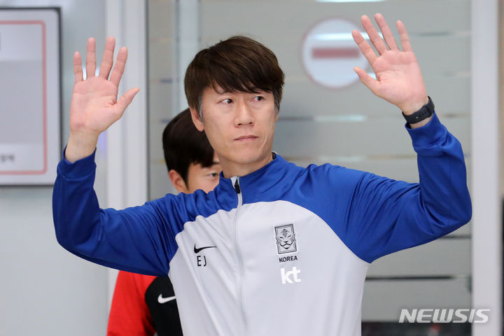 [인천공항=뉴시스] 조성우 기자 = 국제축구연맹(FIFA) 아르헨티나 U-20 월드컵에서 4강 진출을 이룬 한국 축구대표팀 김은중 감독이 14일 오후 인천국제공항 제2여객터미널을 통해 귀국하고 있다. 2023.06.14. xconfind@newsis.com