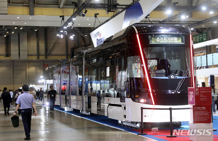 [부산=뉴시스] 하경민 기자 = '2023 부산국제철도기술산업전'(RailLog Korea 2023)이 개막한 지난해 6월14일 부산 해운대구 벡스코 제1전시장을 찾은 관람객들이 수소전기트램을 둘러보고 있는 모습. 2023.06.14. photo@newsis.com