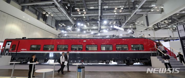 [부산=뉴시스] 하경민 기자 = '2023 부산국제철도기술산업전'(RailLog Korea 2023)이 개막한 14일 부산 해운대구 벡스코 제1전시장을 찾은 관람객들이 신형 간선형 전동차 'EMU-150'(시속 150km급 동력분산식) 전동차 둘러보고 있다. 오는 17일까지 열리는 이번 전시에는 14개국의 관련 업체 120곳이 참가해 세계 철도산업 최신기술을 소개한다. 2023.06.14. photo@newsis.com