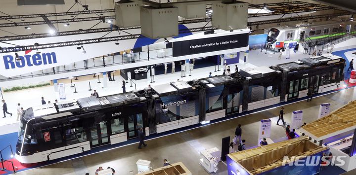 [부산=뉴시스] 하경민 기자 = '2023 부산국제철도기술산업전'(RailLog Korea 2023)이 개막한 14일 부산 해운대구 벡스코 제1전시장을 찾은 관람객들이 수소전기트램을 둘러보고 있다. 오는 17일까지 열리는 이번 전시에는 14개국의 관련 업체 120곳이 참가해 세계 철도산업 최신기술을 소개한다. 2023.06.14. photo@newsis.com