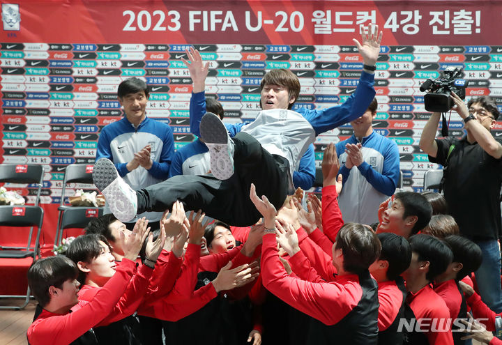 [인천공항=뉴시스] 조성우 기자 = 국제축구연맹(FIFA) 아르헨티나 U-20 월드컵에서 4강 진출을 이룬 한국 축구대표팀 김은중 감독이 14일 오후 인천국제공항 제2여객터미널에서 열린 귀국 환영식에서 선수들에게 헹가래를 받고 있다. 2023.06.14. xconfind@newsis.com