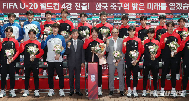 [인천공항=뉴시스] 조성우 기자 = 국제축구연맹(FIFA) 아르헨티나 U-20 월드컵에서 4강 진출을 이룬 한국 축구대표팀이 14일 오후 인천국제공항 제2여객터미널에서 열린 귀국 환영식에서 기념촬영을 하고 있다. 2023.06.14. xconfind@newsis.com