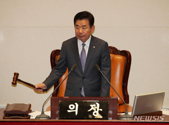 [서울=뉴시스] 고범준 기자 = 김진표 국회의장이 14일 오후 서울 여의도 국회에서 열린 제407회국회(임시회) 제3차 본회의 교육·사회·문화 대정부질문에서 의사봉을 두드리고 있다. 2023.06.14. bjko@newsis.com