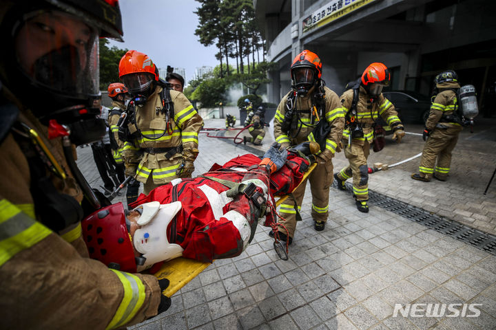 [서울=뉴시스] 정병혁 기자 = 14일 서울 강남구 타워팰리스에서 서울특별시, 소방재난본부, 강남소방서, 입주민등 관계자들이 전기차 화재 대비 초고층 건축물 민간 자율주도 소방훈련을 하고 있다. 2023.06.14. jhope@newsis.com