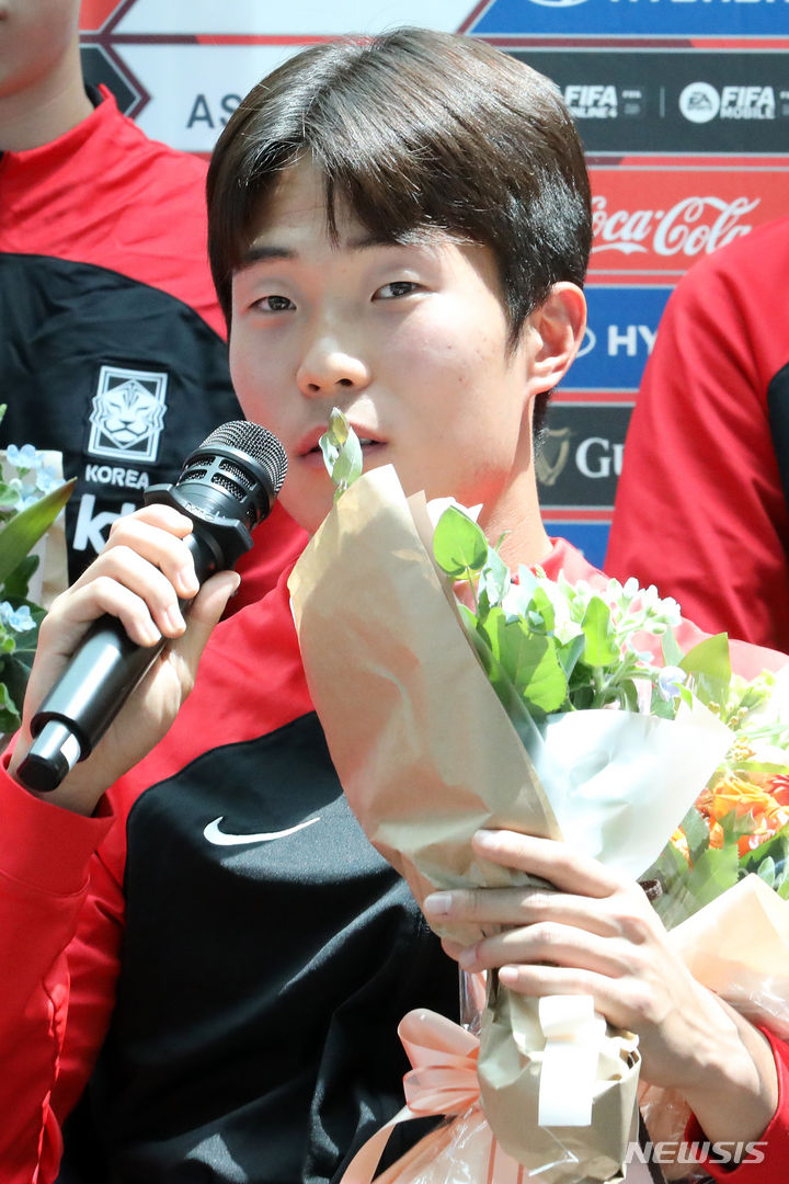 [인천공항=뉴시스] 조성우 기자 = 국제축구연맹(FIFA) 아르헨티나 U-20 월드컵에서 4강 진출을 이룬 한국 축구대표팀 이승원이 14일 오후 인천국제공항 제2여객터미널에서 열린 귀국 환영식에서 사회자 질문에 답하고 있다. 2023.06.14. xconfind@newsis.com