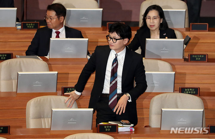 [서울=뉴시스] 이영환 기자 = 한동훈 법무부 장관이 14일 오후 서울 여의도 국회에서 열린 제407회국회(임시회) 제3차 본회의 교육·사회·문화 대정부질문에 참석하고 있다. 2023.06.14. 20hwan@newsis.com