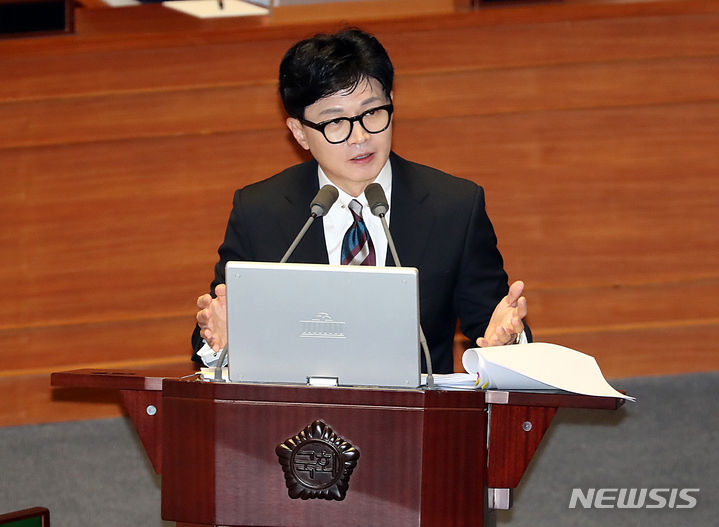 [서울=뉴시스] 법무부에 따르면 서울가정법원은 지난 14일 상습적 가정폭력 가해자 2명에 대한 감호위탁 처분을 내렸다. 관련 법 시행에 따라 앞으로 법무부는 가정폭력 가해자에 대한 감호위탁 처분을 본격화할 방침이다. 사진은 한동훈 법무부 장관이 지난 14일 국회 임시회에 출석해 대정부질문에 답하고 있는 모습. 2023.06.14. 20hwan@newsis.com