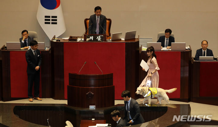 [서울=뉴시스] 고범준 기자 = 김예지 국민의힘 의원이 14일 오후 서울 여의도 국회에서 열린 제407회국회(임시회) 제3차 본회의 교육·사회·문화 대정부질문에서 발언하기 위해 이동하고 있다. 2023.06.14. bjko@newsis.com