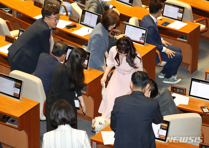 [서울=뉴시스] 이영환 기자 = 김예지 국민의힘 의원이 14일 오후 서울 여의도 국회에서 열린 제407회국회(임시회) 제3차 본회의 교육·사회·문화 대정부질문에서 질문을 마치자 동료 의원들이 격려를 하고 있다. 2023.06.14. 20hwan@newsis.com