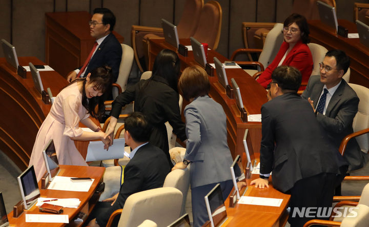 [서울=뉴시스] 고범준 기자 = 김예지 국민의힘 의원이 14일 오후 서울 여의도 국회에서 열린 제407회국회(임시회) 제3차 본회의 교육·사회·문화 대정부질문에서 발언을 마치고 동료 의원들의 격려를 받으며 이동하고 있다. 2023.06.14. bjko@newsis.com