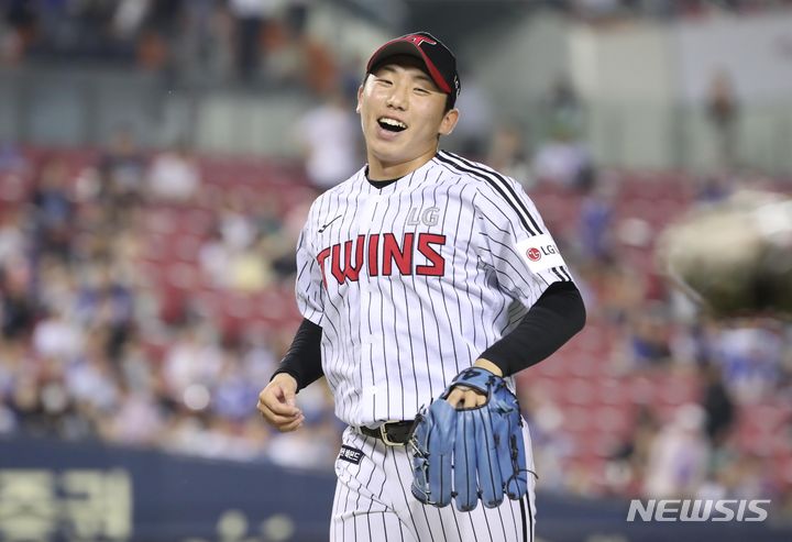 [서울=뉴시스] 조수정 기자 = 14일 서울 송파구 잠실야구장에서 열린 2023 KBO리그 삼성 라이온즈와 LG 트윈스의 경기, 8회초 LG 박명근이 이닝을 무실점으로 마무리한 뒤 더그아웃으로 향하며 환하게 웃고 있다. 2023.06.14. chocrystal@newsis.com